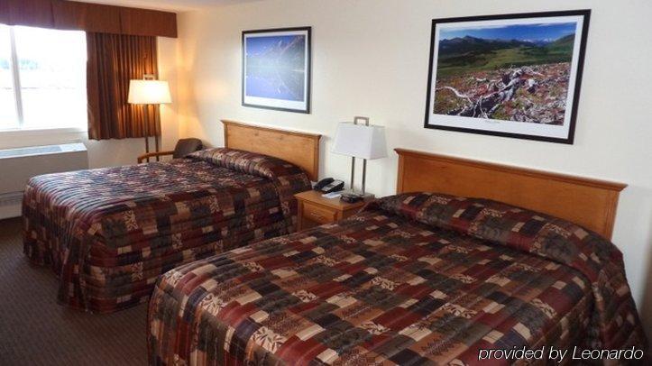 Woodlands Inn & Suites Fort Nelson Bagian luar foto
