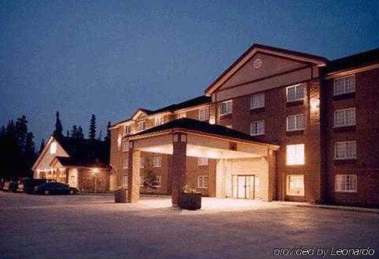 Woodlands Inn & Suites Fort Nelson Bagian luar foto