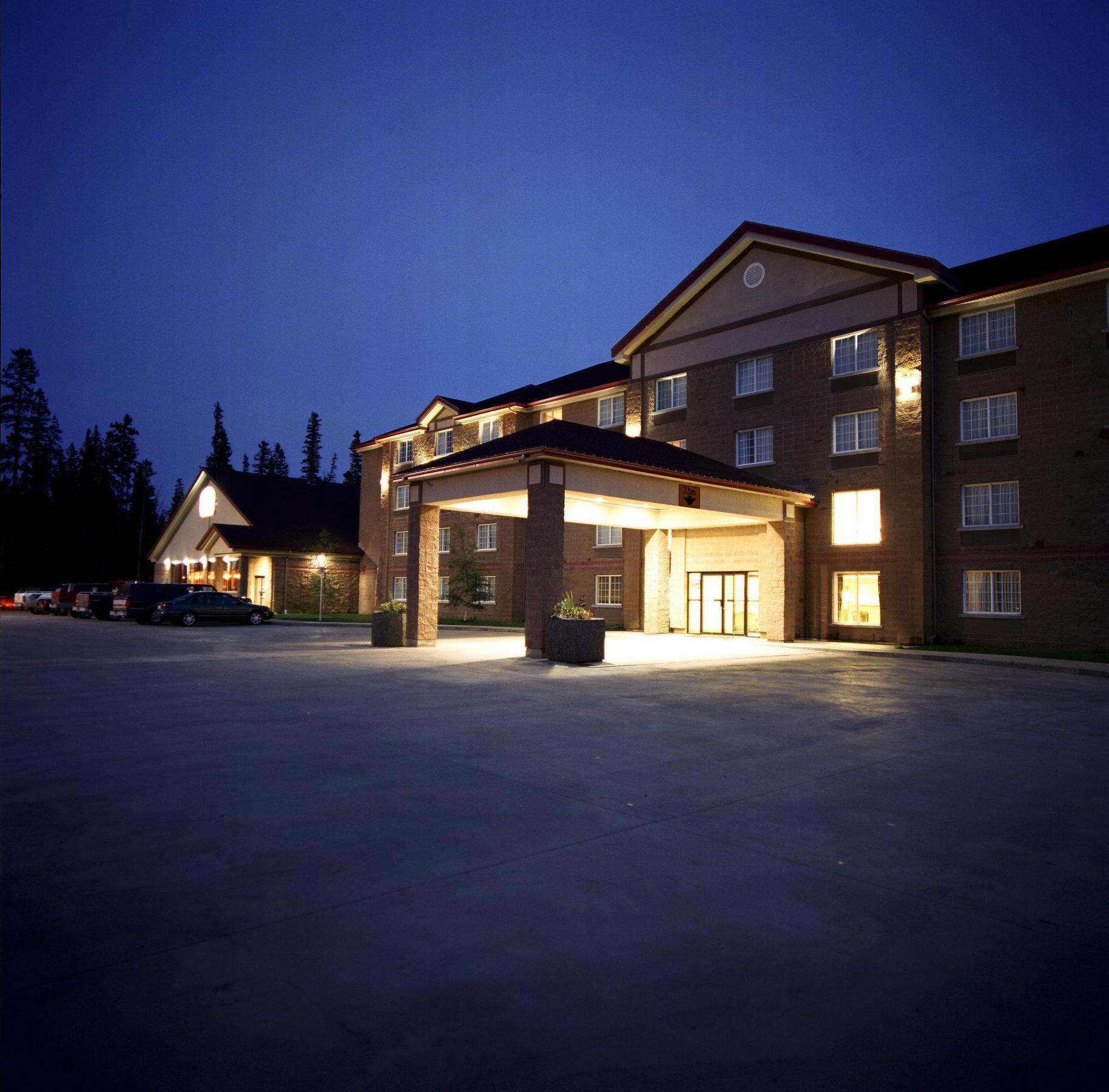 Woodlands Inn & Suites Fort Nelson Bagian luar foto