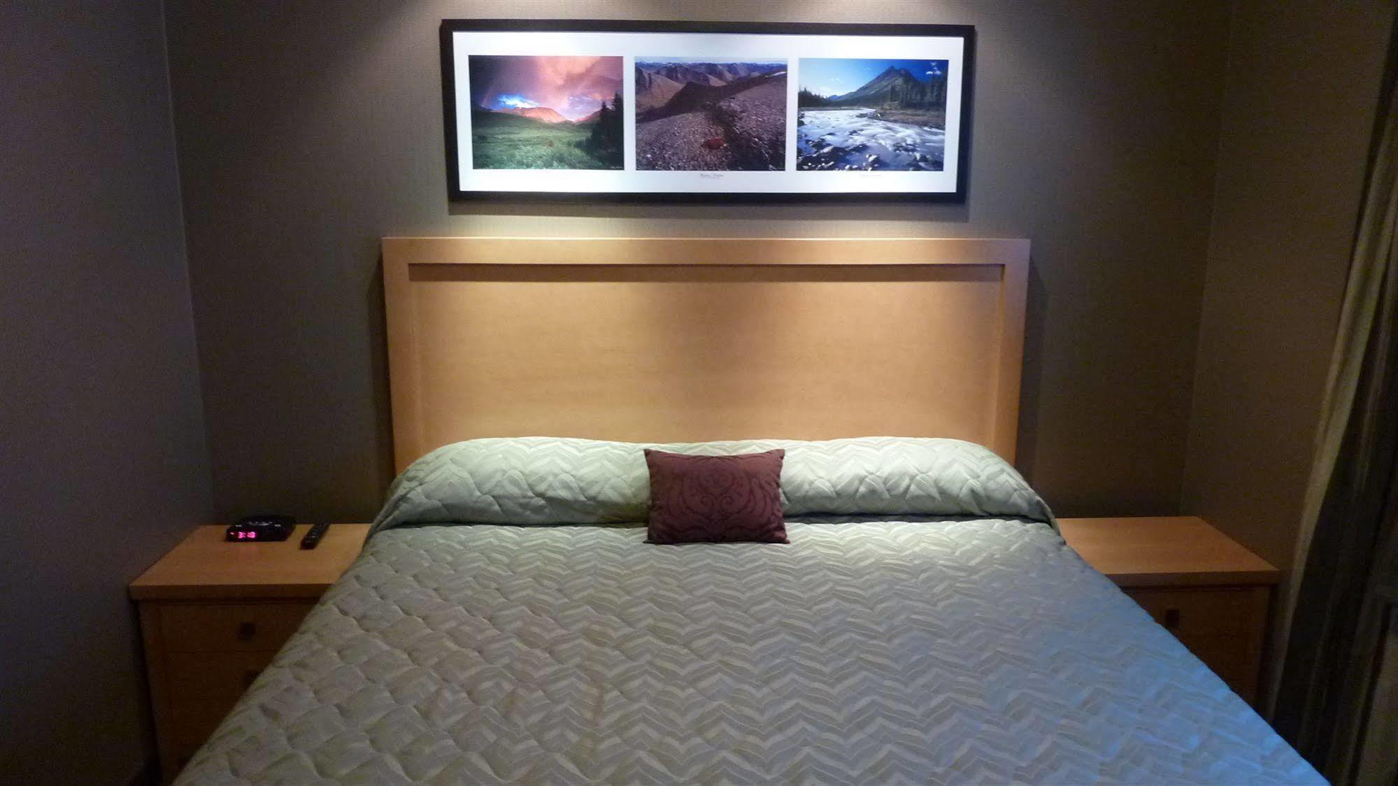 Woodlands Inn & Suites Fort Nelson Bagian luar foto