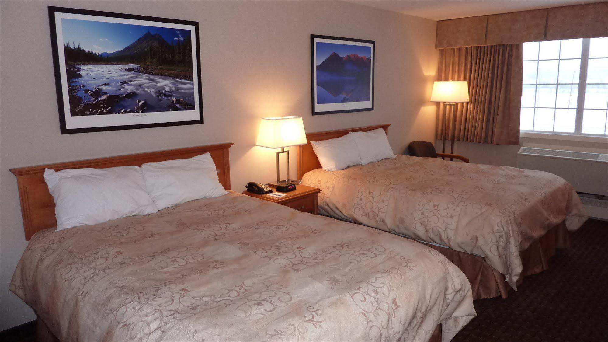 Woodlands Inn & Suites Fort Nelson Bagian luar foto
