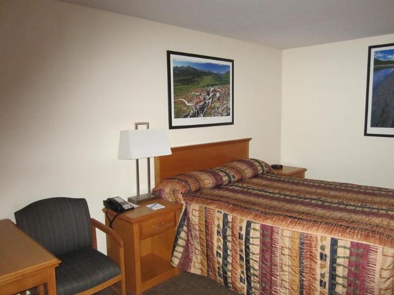 Woodlands Inn & Suites Fort Nelson Bagian luar foto