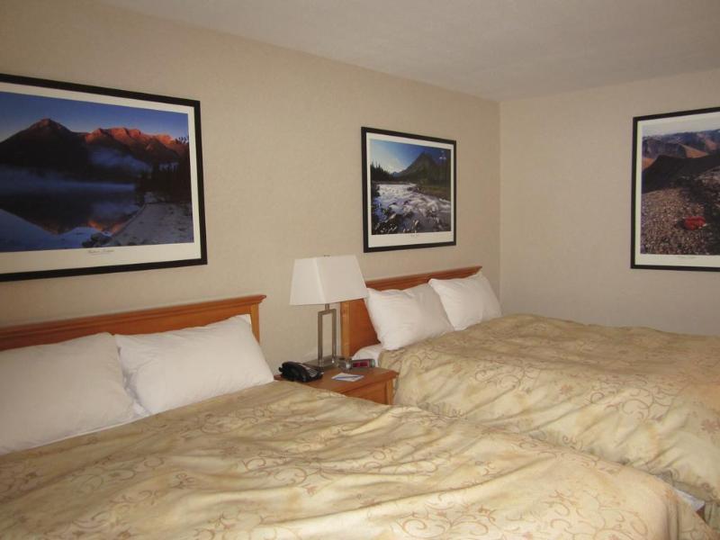 Woodlands Inn & Suites Fort Nelson Bagian luar foto