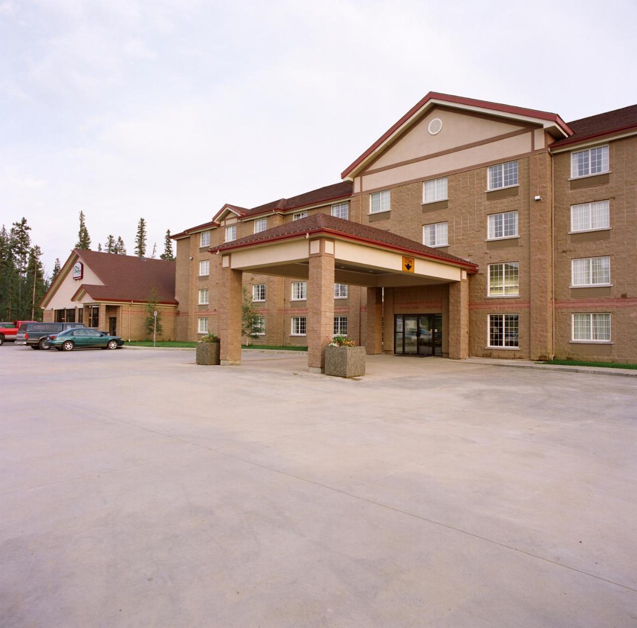 Woodlands Inn & Suites Fort Nelson Bagian luar foto