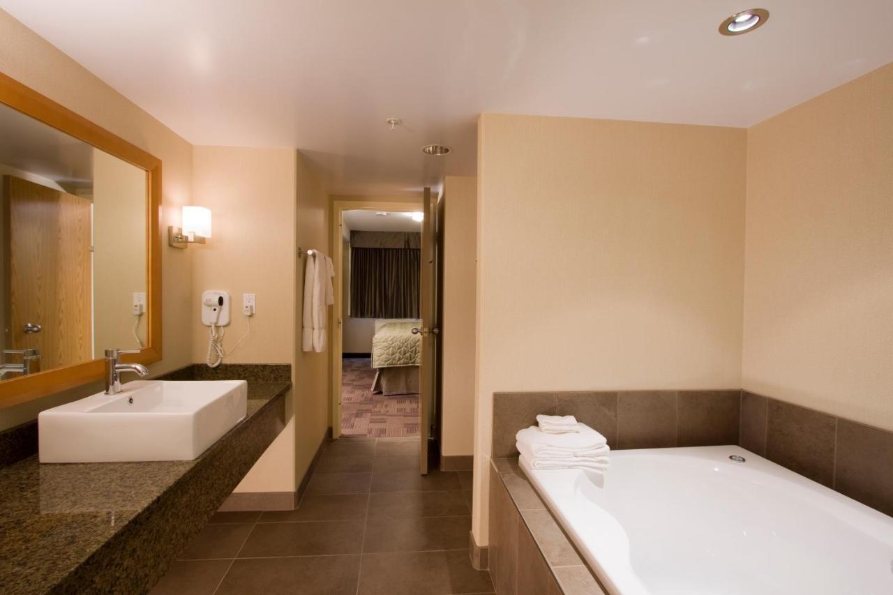 Woodlands Inn & Suites Fort Nelson Bagian luar foto