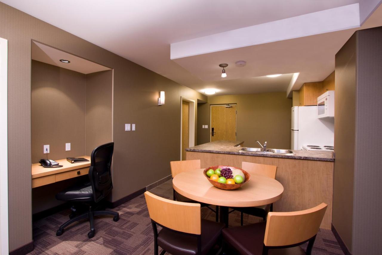 Woodlands Inn & Suites Fort Nelson Bagian luar foto