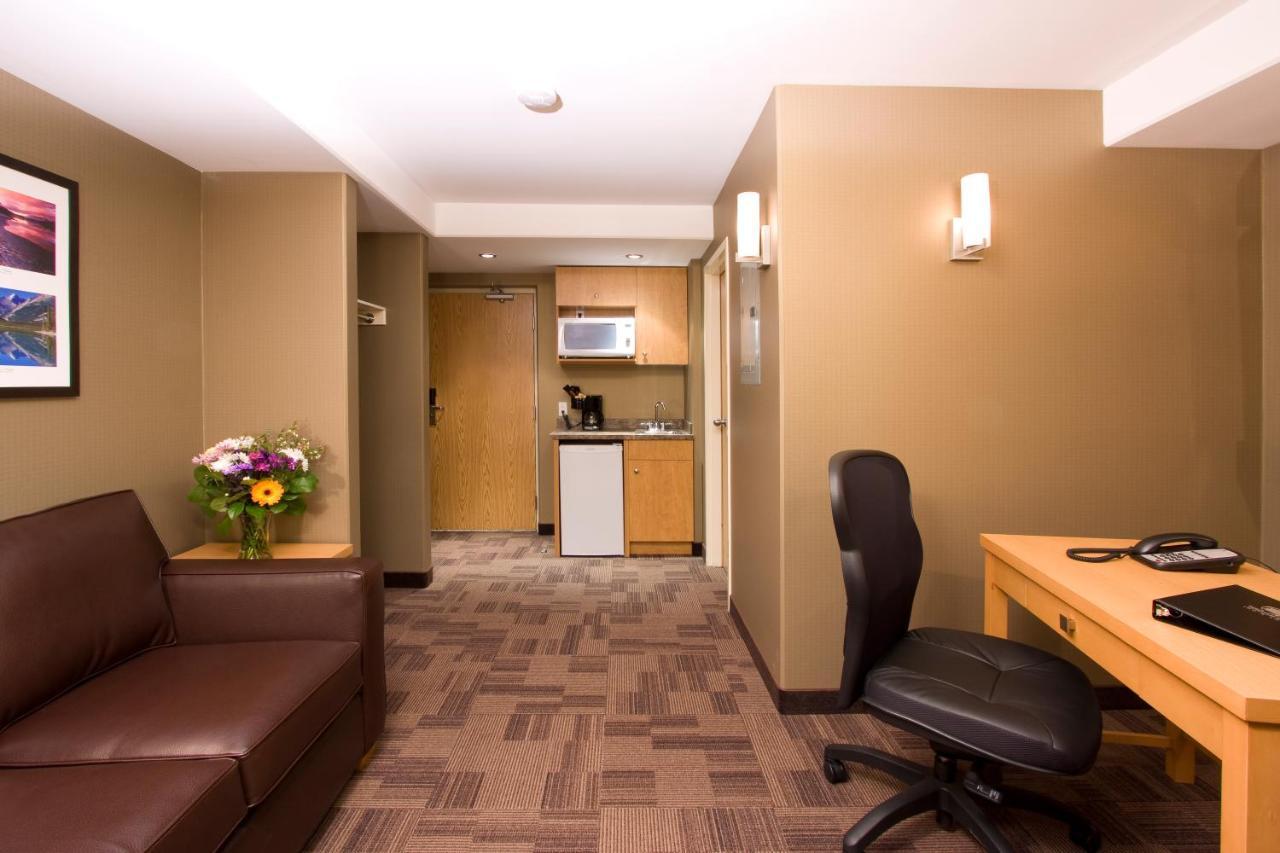 Woodlands Inn & Suites Fort Nelson Bagian luar foto